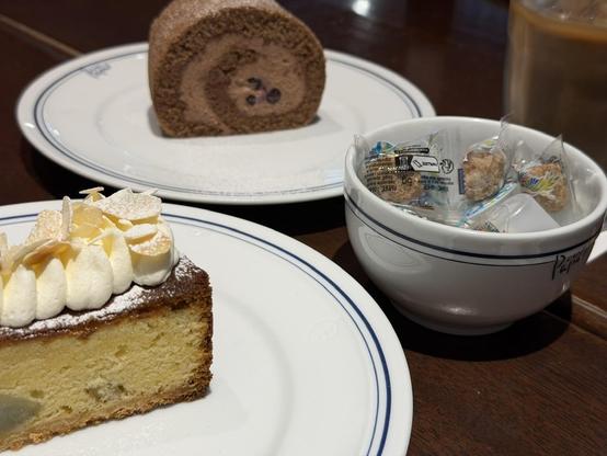 ケーキとカフェ・オ・レの写真